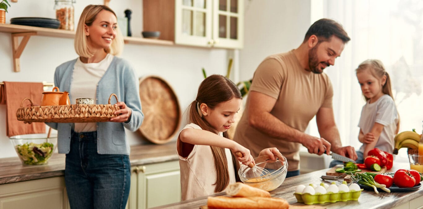 Famille dans la cuisine.